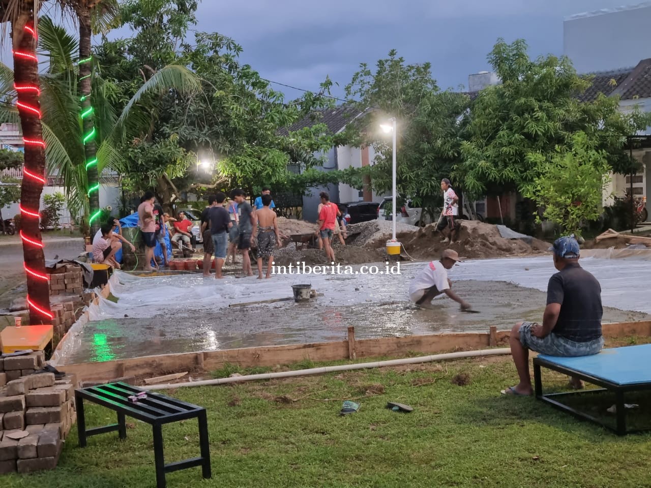 Warga Gotong Royong Benahi Taman Cendana 