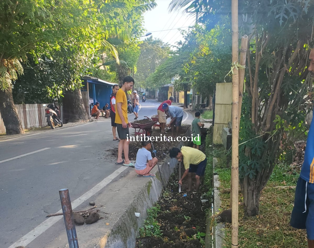 Warga Jl Beringin Tombolo Inisiatif bersama Kerja Bakti Bersihkan Drainase.